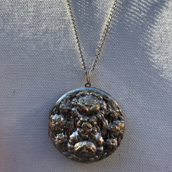 REPOUSSE Victorian Gold Tone Large Round Large Locket NECKLACE - Picture 3 of 10